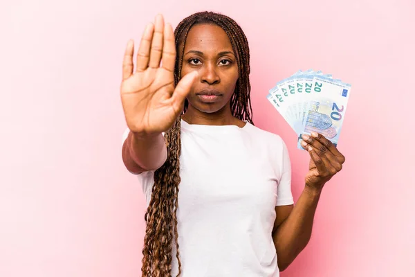 Mladá Afroameričanka Držící Bankovky Izolované Růžovém Pozadí Stojí Nataženou Rukou — Stock fotografie