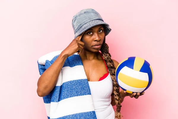 Genç Afrikalı Amerikalı Kadın Plajda Voleybol Oynuyor Pembe Arka Planda — Stok fotoğraf