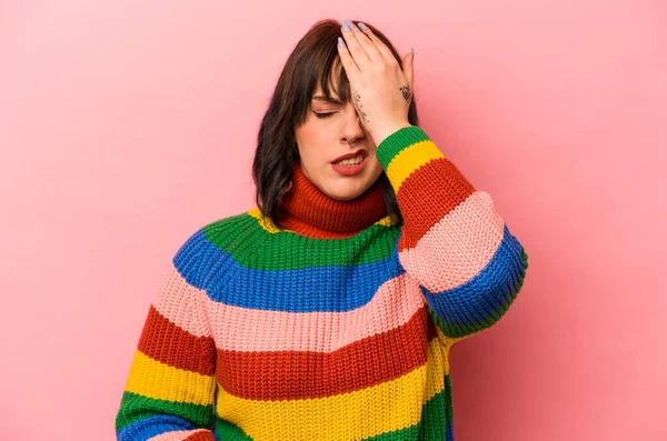 Pembe arka planda soyutlanmış beyaz bir kadın bir şeyi unutuyor. Alnına avuç içi ve gözlerini kapatıyor..