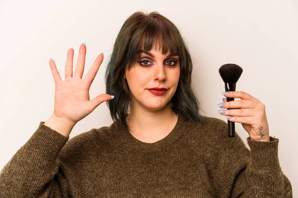 Joven Artista Maquillaje Caucásico Sosteniendo Cepillo Maquillaje Aislado Sobre Fondo —  Fotos de Stock