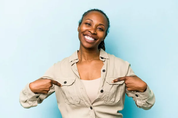 Jong Afrikaans Amerikaans Vrouw Geïsoleerd Blauwe Achtergrond Punten Naar Beneden — Stockfoto
