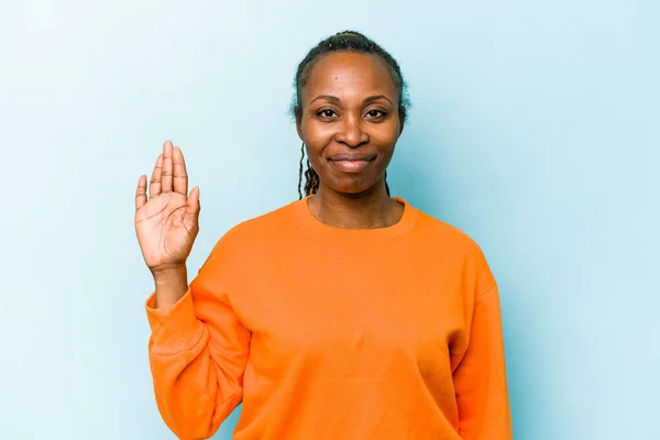 Ung Afrikansk Amerikansk Kvinna Isolerad Blå Bakgrund Ler Glad Visar — Stockfoto