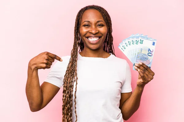 Mladá Afroameričanka Drží Bankovky Izolované Růžovém Pozadí Osoba Ukazuje Ručně — Stock fotografie
