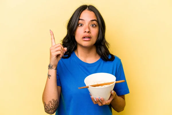 Young Hispanic Woman Eating Ramen Isolated Blue Background Having Idea — 스톡 사진