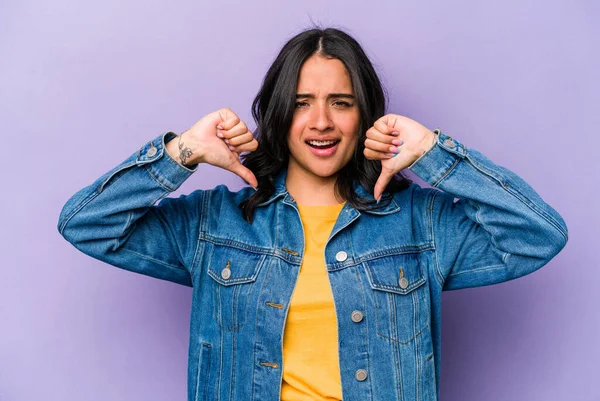 Mor arka planda izole edilmiş genç İspanyol kadın gururlu ve kendinden emin hissediyor, örnek olarak.
