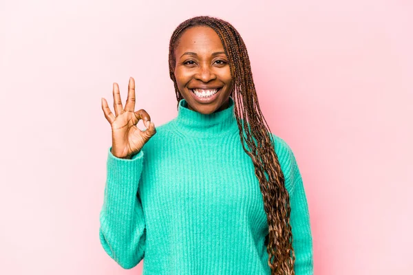 Jong Afrikaans Amerikaans Vrouw Geïsoleerd Roze Achtergrond Vrolijk Zelfverzekerd Tonen — Stockfoto