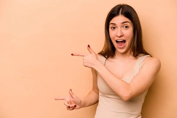 Jonge Hispanic Vrouw Geïsoleerd Beige Achtergrond Opgewonden Wijzend Met Wijsvingers — Stockfoto