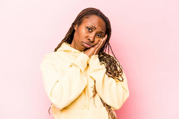 Молодая Африканская Американка Изолированная Розовом Фоне Зевает Показывая Усталый Жест — стоковое фото
