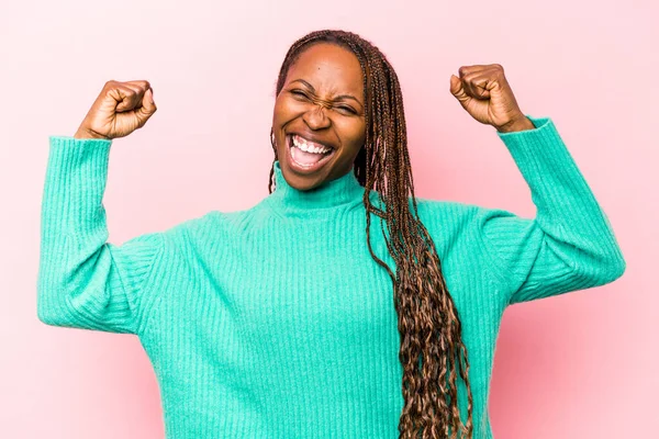 Молода Афроамериканська Жінка Ізольована Рожевому Фоні Демонструє Сильний Жест Руками — стокове фото