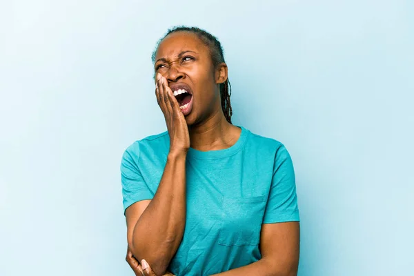 Young African American Woman Isolated Blue Background Yawning Showing Tired — Stock Photo, Image