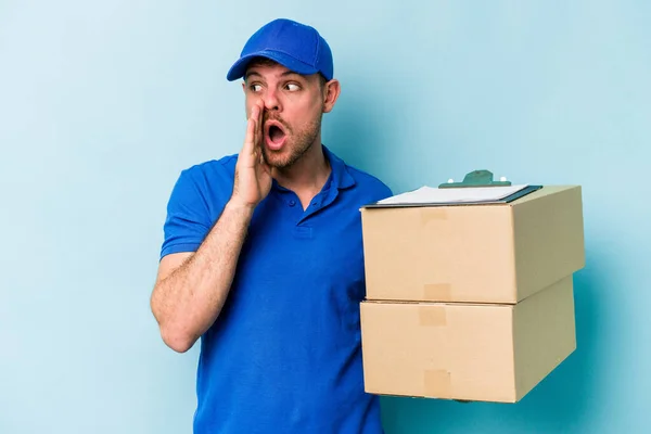 Jovem Homem Entrega Caucasiano Isolado Fundo Azul Está Dizendo Segredo — Fotografia de Stock