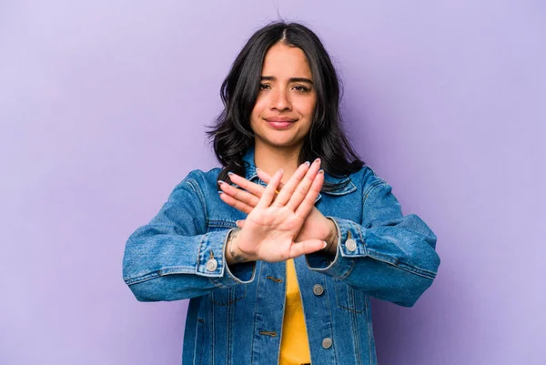 Young Hispanic Woman Isolated Purple Background Standing Outstretched Hand Showing — 스톡 사진