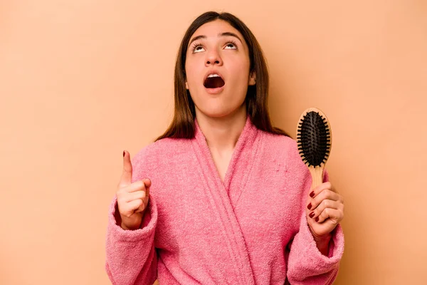 Elinde Saç Fırçası Olan Genç Bir Spanyol Kadın Bej Arka — Stok fotoğraf