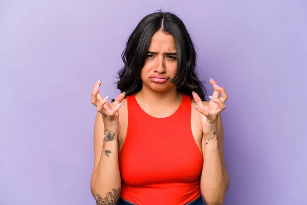 Mujer Hispana Joven Aislada Sobre Fondo Púrpura Molesta Gritando Con —  Fotos de Stock