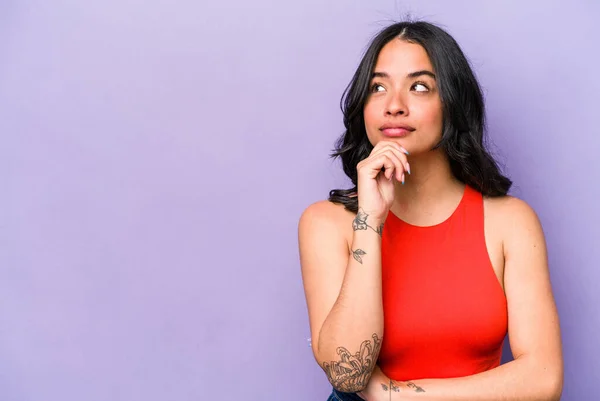 Young Hispanic Woman Isolated Purple Background Looking Sideways Doubtful Skeptical — 스톡 사진