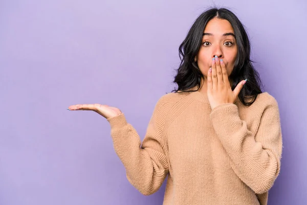 Giovane Donna Ispanica Isolato Sfondo Viola Impressionato Tenendo Spazio Copia — Foto Stock