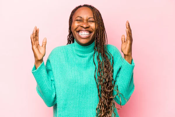 ピンクの背景に孤立した若いアフリカ系アメリカ人の女性が楽しそうに笑います 幸福の概念 — ストック写真