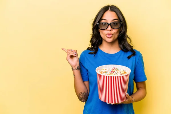 Young Hispanic Woman Holding Popcorn Isolated Yellow Background Pointing Side — Stock Photo, Image