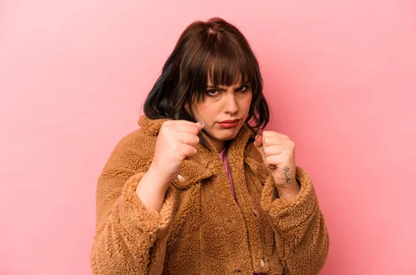 Mujer Joven Caucásica Aislada Sobre Fondo Rosa Mostrando Puño Cámara —  Fotos de Stock