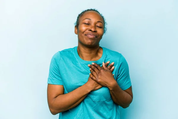 Jonge Afro Amerikaanse Vrouw Geïsoleerd Blauwe Achtergrond Heeft Een Vriendelijke — Stockfoto