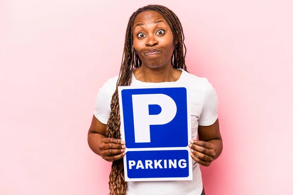 Ung Afroamerikansk Kvinna Håller Parkerings Skylt Isolerad Rosa Bakgrund — Stockfoto