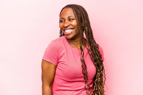 Jong Afrikaans Amerikaans Vrouw Geïsoleerd Roze Achtergrond Lacht Sluit Ogen — Stockfoto
