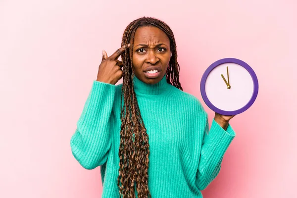 Ung Afroamerikansk Kvinna Håller Klocka Isolerad Rosa Bakgrund Visar Besvikelse — Stockfoto