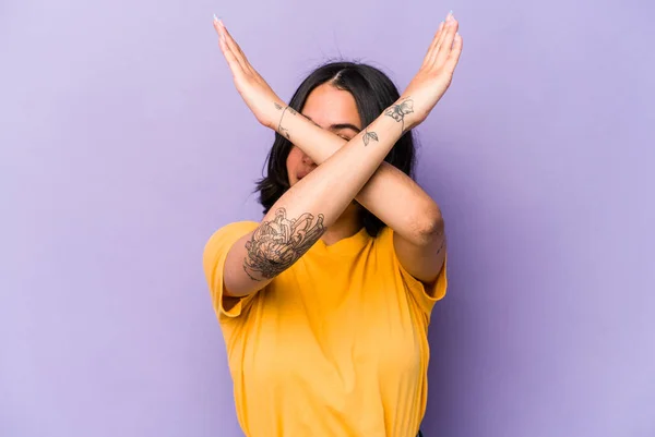 Young Hispanic Woman Isolated Purple Background Keeping Two Arms Crossed — Stock Photo, Image