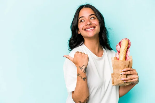 Young Hispanic Woman Eating Sandwich Isolated Blue Background Points Thumb — Stockfoto