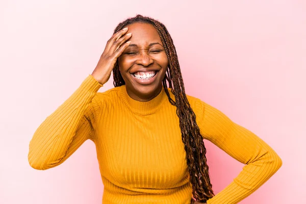 Ung Afrikansk Amerikansk Kvinna Isolerad Rosa Bakgrund Glad Skrattar Mycket — Stockfoto