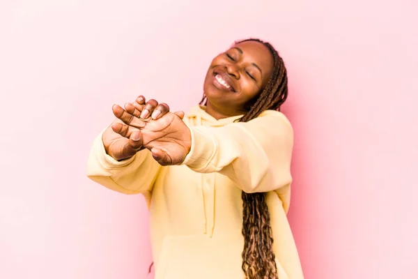 Young African American Woman Isolated Pink Background Stretching Arms Relaxed — Stock Photo, Image