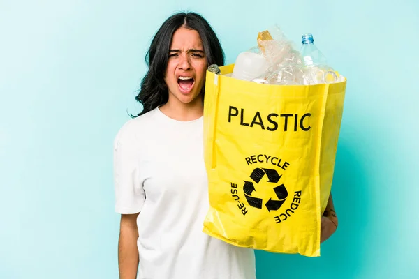 Jovem Hispânica Reciclagem Plástico Isolado Fundo Amarelo Gritando Muito Irritado — Fotografia de Stock