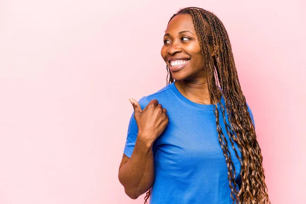 Νεαρή Αφροαμερικανή Γυναίκα Απομονωμένη Ροζ Σημεία Τον Αντίχειρα Μακριά Γελώντας — Φωτογραφία Αρχείου