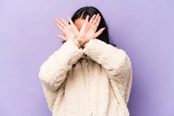 年轻的惊慌失措的女人被紫色背景隔离 双臂交叉 拒绝的概念 — 图库照片