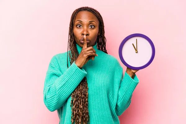 Junge Afroamerikanerin Mit Einer Uhr Auf Rosa Hintergrund Die Ein — Stockfoto