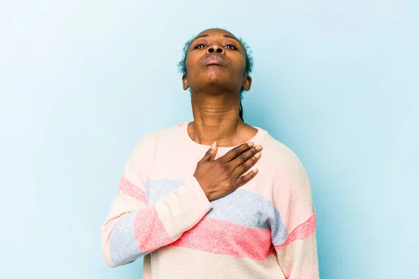 Mujer Afroamericana Joven Aislada Sobre Fondo Azul Haciendo Juramento Poniendo — Foto de Stock