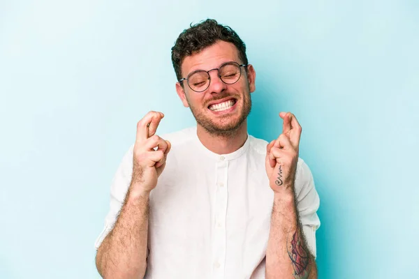 Young Caucasian Man Isolated Blue Background Crossing Fingers Having Luck — Stock Photo, Image