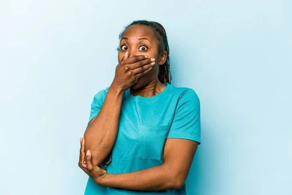 Ung Afrikansk Amerikansk Kvinna Isolerad Blå Bakgrund Rädd Och Rädd — Stockfoto