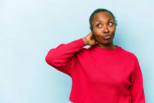 Junge Afroamerikanerin Isoliert Auf Blauem Hintergrund Berührt Hinterkopf Denkt Nach — Stockfoto