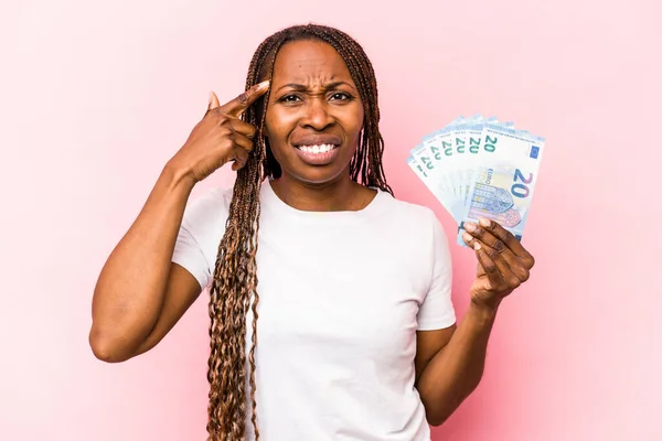 Mladá Afroameričanka Držící Bankovky Izolované Růžovém Pozadí Ukazuje Zklamání Gesto — Stock fotografie