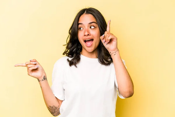 Young Hispanic Woman Isolated Yellow Background Pointing Different Copy Spaces — 스톡 사진