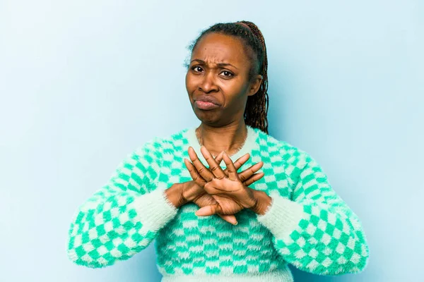 Ung Afrikansk Amerikansk Kvinna Isolerad Blå Bakgrund Gör Förnekande Gest — Stockfoto