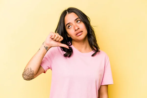 Young Hispanic Woman Isolated Yellow Background Showing Dislike Gesture Thumbs — 스톡 사진