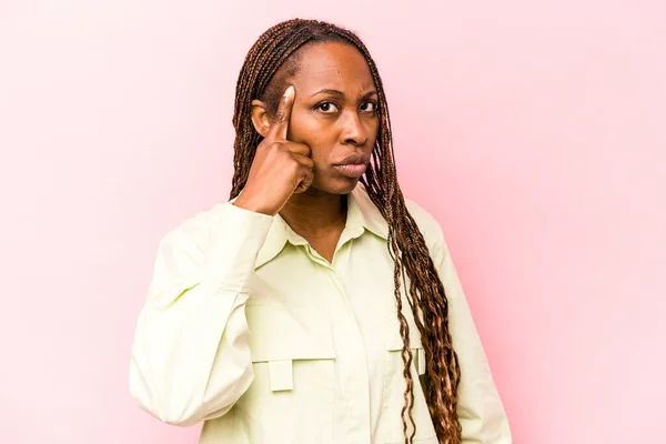 Junge Afroamerikanerin Isoliert Auf Rosa Hintergrund Zeigt Mit Dem Finger — Stockfoto