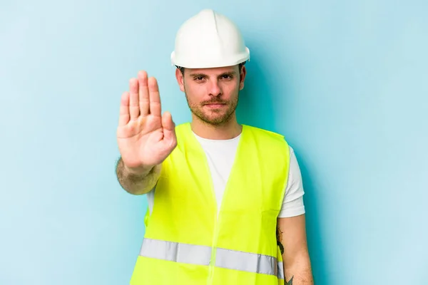 Junger Arbeiter Kaukasischer Mann Isoliert Auf Blauem Hintergrund Stehend Mit — Stockfoto