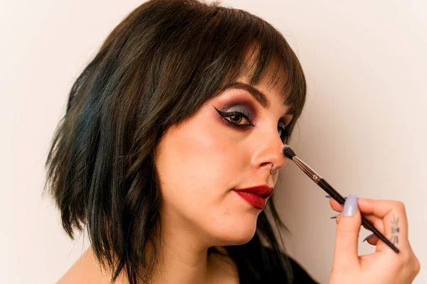 Joven Mujer Caucásica Sosteniendo Cepillo Maquillaje Aislado Sobre Fondo Rosa — Foto de Stock