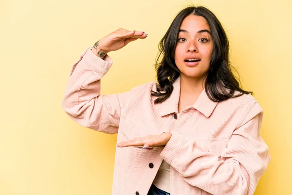 Young Hispanic Woman Isolated Yellow Background Shocked Amazed Holding Copy — Foto Stock