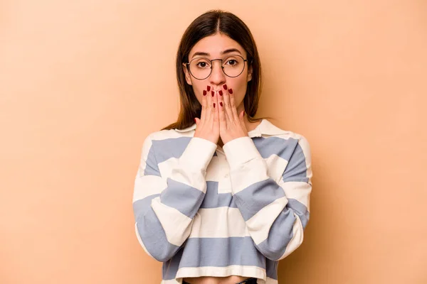 Mujer Hispana Joven Aislada Sobre Fondo Beige Conmocionada Cubriendo Boca —  Fotos de Stock