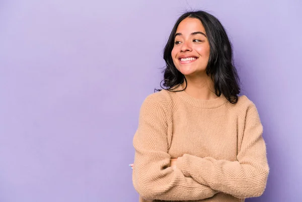 Mujer Hispana Joven Aislada Sobre Fondo Púrpura Sonriendo Confiada Con — Foto de Stock