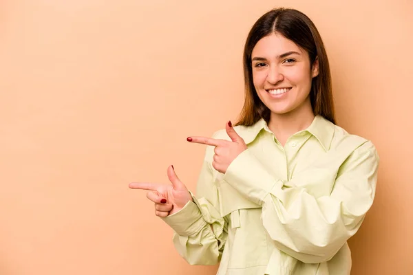 Mujer Hispana Joven Aislada Sobre Fondo Beige Excitada Señalando Con —  Fotos de Stock